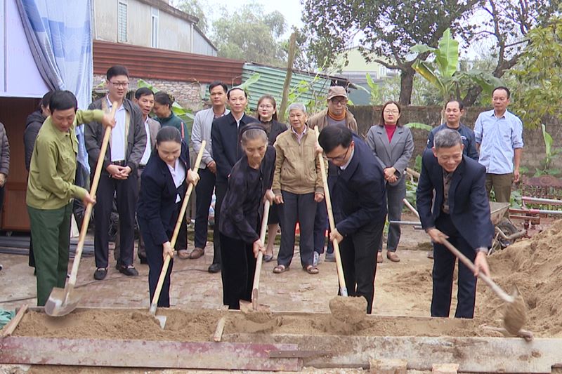 Khởi công xây dựng nhà cho bà Hoàng Thị Tốn, ở thị trấn Xuân An.