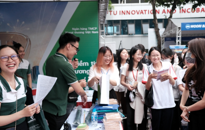 Sinh viên Trường Đại học Ngoại thương được hướng nghiệp trực tiếp tại gian hàng của Vietcombank trong chương trình FTU Career Fair 2024