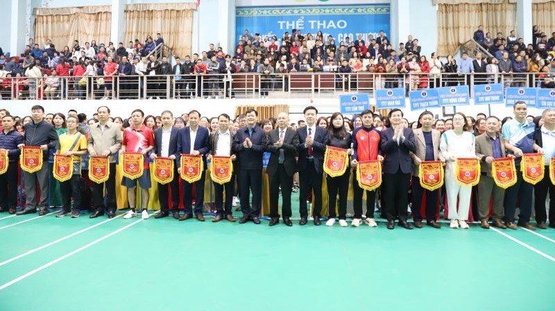 Ban Tổ chức tặng cờ lưu niệm cho các Đội tham dự Hội thao.