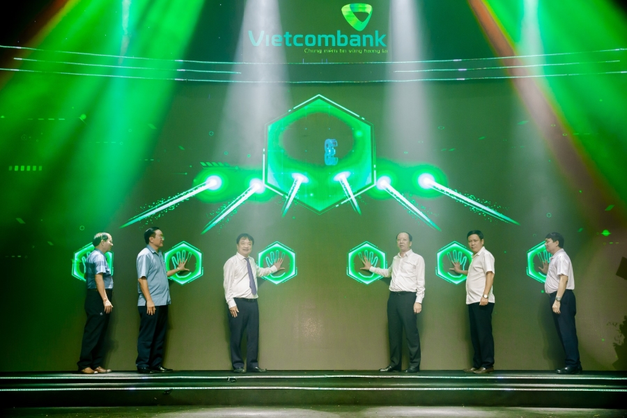 Các đại biểu nhấn nút khai trương Phòng Giao dịch Nam Đàn Các đại biểu nhấn nút khai trương Phòng Giao dịch Nam Đàn