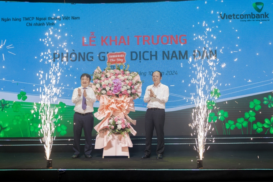 Đ/c Bùi Thanh An - Ủy viên BTV Tỉnh ủy, Phó Chủ tịch UBND tỉnh Nghệ An tặng hoa chúc mừng khai trương PGD Nam Đàn Đ/c Bùi Thanh An - Ủy viên BTV Tỉnh ủy, Phó Chủ tịch UBND tỉnh Nghệ An tặng hoa chúc mừng khai trương PGD Nam Đàn