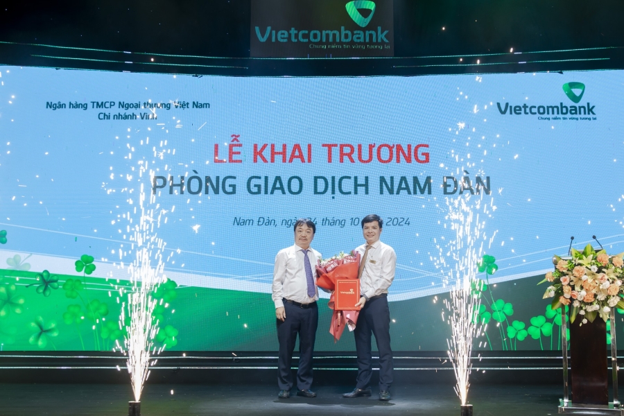 Ông Lê Hồng Quảng - Giám đốc Vietcombank Vinh trao quyết định bổ nhiệm Trưởng Phòng giao dịch Nam Đàn Ông Lê Hồng Quảng - Giám đốc Vietcombank Vinh trao quyết định bổ nhiệm Trưởng Phòng giao dịch Nam Đàn