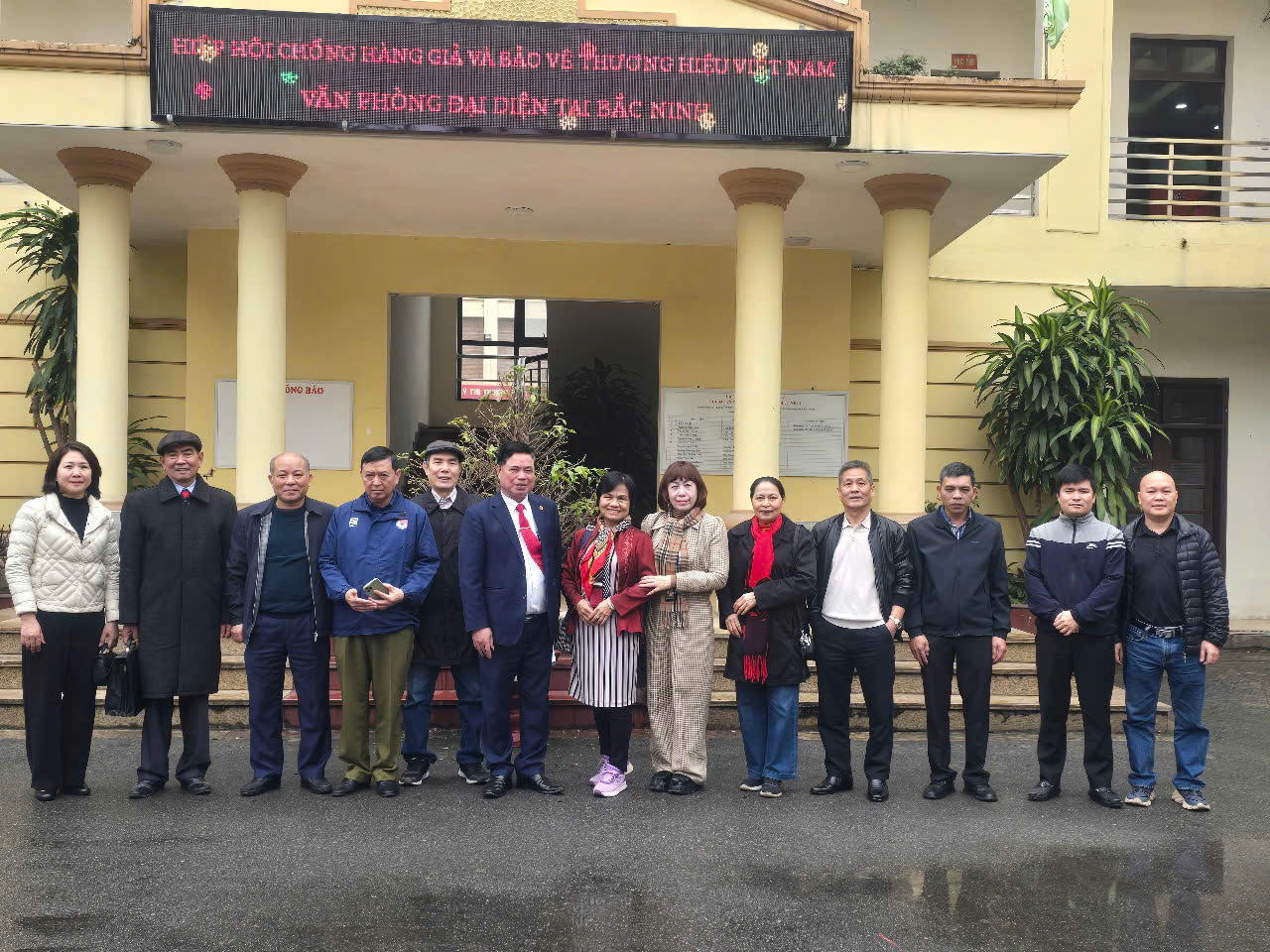 Các hội viên và Văn phòng đại diện Bắc Ninh chụp ảnh lưu niệm với ông Nguyễn Đăng Sinh Chủ tịch Hiệp hội chống hàng giả và Bảo vệ thương hiệu Việt Nam