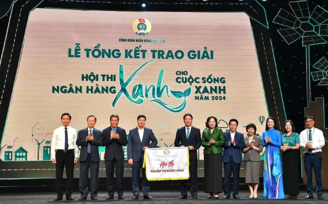 Đồng chí Hồng Quang (thứ 4, từ trái sang) - Chủ tịch Công đoàn Vietcombank, nhận Cờ Luân lưu đăng cai tổ chức Hội thi chuyên môn nghiệp vụ ngành Ngân hàng năm 2025 Đồng chí Hồng Quang (thứ 4, từ trái sang) - Chủ tịch Công đoàn Vietcombank, nhận Cờ Luân lưu đăng cai tổ chức Hội thi chuyên môn nghiệp vụ ngành Ngân hàng năm 2025
