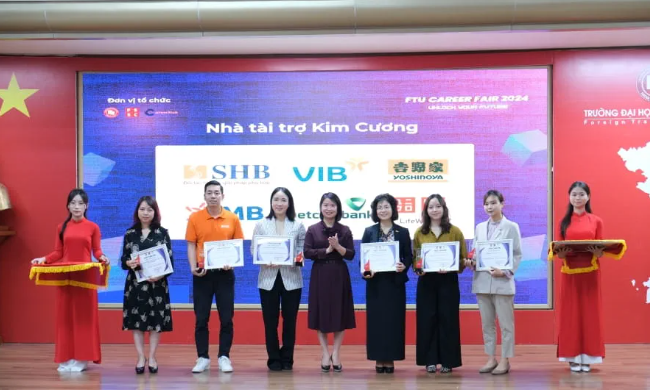 Lãnh đạo trường Đại học Ngoại thương trao kỷ niệm chương cho đại diện Vietcombank (bà Nguyễn Thị Thái Hà - Phó Trưởng Ban Tổ chức và Nhân sự, thứ 2 từ trái sang) và các nhà tài trợ Kim Cương