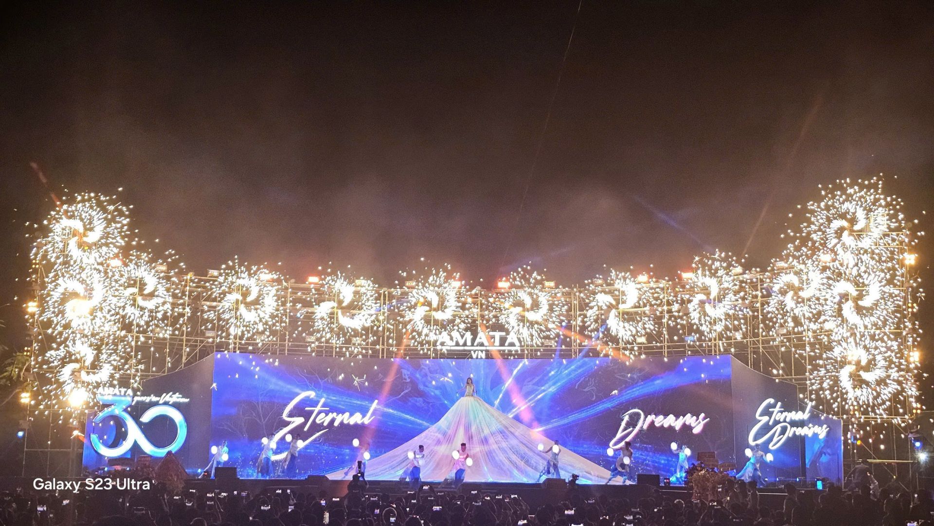 Sân khấu hoành tráng buổi lễ kỷ niệm 30 ngày thành lập Amata Biên Hoà Sân khấu hoành tráng buổi lễ kỷ niệm 30 ngày thành lập Amata Biên Hoà