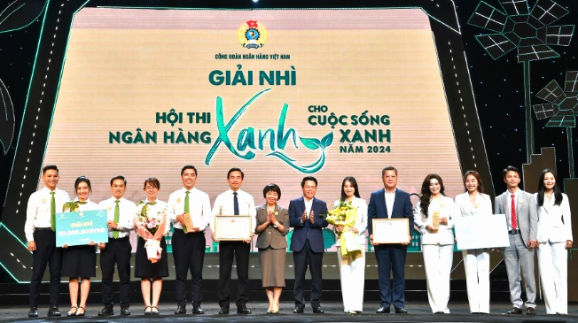 Phó Thống đốc NHNN Phạm Tiến Dũng và Phó Bí thư Thường trực Đảng ủy cơ quan NHTW Lê Thị Mai Hương trao giải Nhì cho Đội thi Vietcombank và Đội thi Ngân hàng Nhà nước Trung ương Phó Thống đốc NHNN Phạm Tiến Dũng và Phó Bí thư Thường trực Đảng ủy cơ quan NHTW Lê Thị Mai Hương trao giải Nhì cho Đội thi Vietcombank và Đội thi Ngân hàng Nhà nước Trung ương