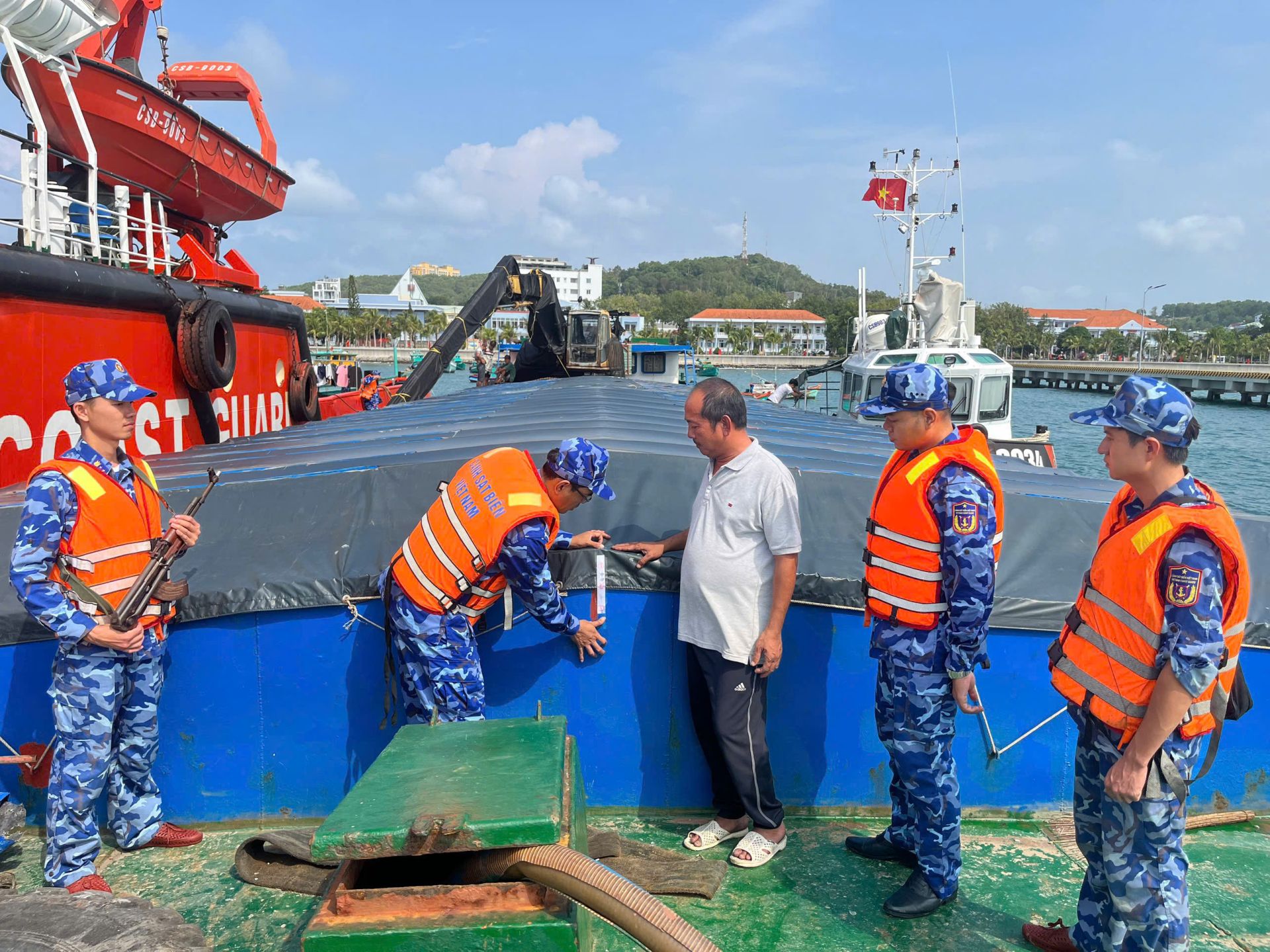 Lực lượng chức năng Bộ Tư lệnh Vùng Cảnh sát biển 4 niêm phong hàng hóa vi phạm trên xà lan KG-58069