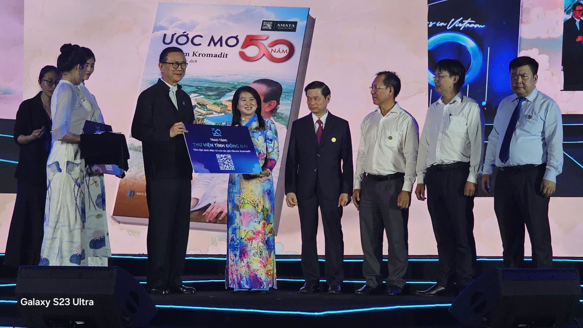 Chủ tịch tập đoàn Amata ông ViKrom Kromadit ký tặng sách tại buổi lễ kỷ niệm 30 năm ngày thành lập Amata Biên Hoà Chủ tịch tập đoàn Amata ông ViKrom Kromadit ký tặng sách tại buổi lễ kỷ niệm 30 năm ngày thành lập Amata Biên Hoà