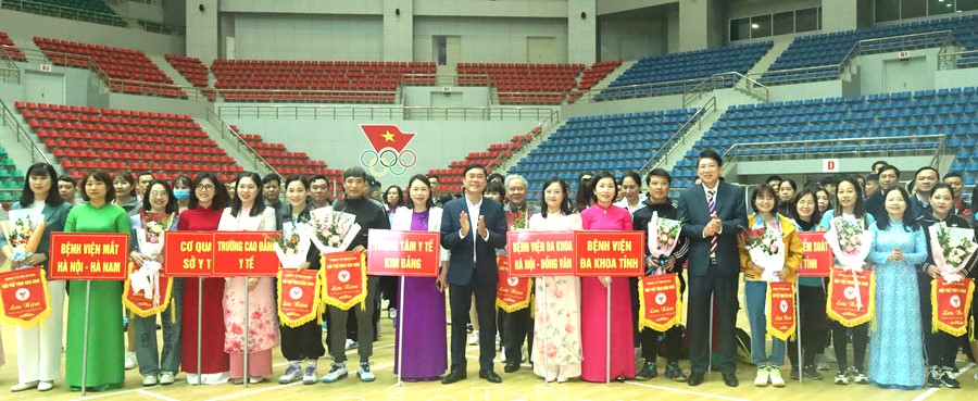 Lãnh đạo Sở Văn hóa, Thể thao và Du lịch, Sở Y tế tặng hoa, cờ lưu niệm cho các đoàn tham dự giải Lãnh đạo Sở Văn hóa, Thể thao và Du lịch, Sở Y tế tặng hoa, cờ lưu niệm cho các đoàn tham dự giải