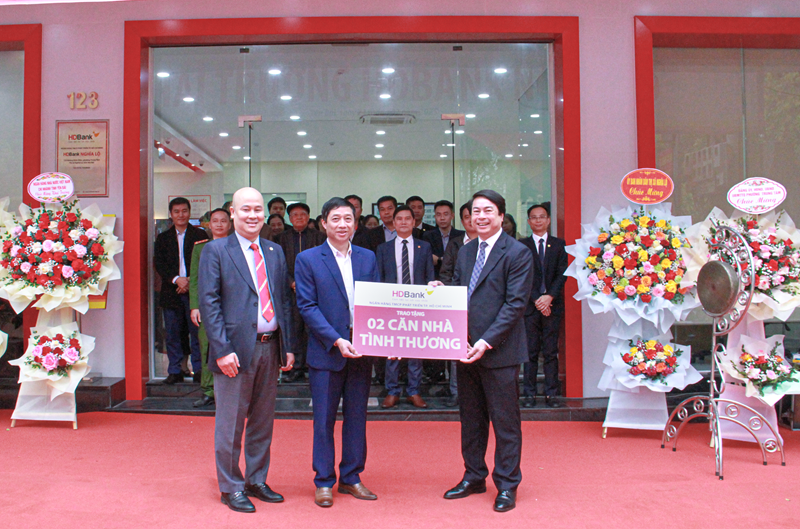 HDBank trao tặng hai căn nhà tình nghĩa cho các hộ gia đình có hoàn cảnh khó khăn tại địa phương, góp phần hỗ trợ cộng đồng và lan tỏa những giá trị nhân văn