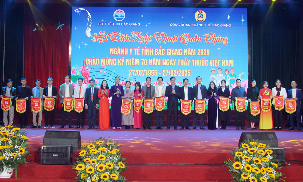 Ban tổ chức trao cờ lưu niệm cho các đơn vị tham gia hội diễn. Ban tổ chức trao cờ lưu niệm cho các đơn vị tham gia hội diễn.