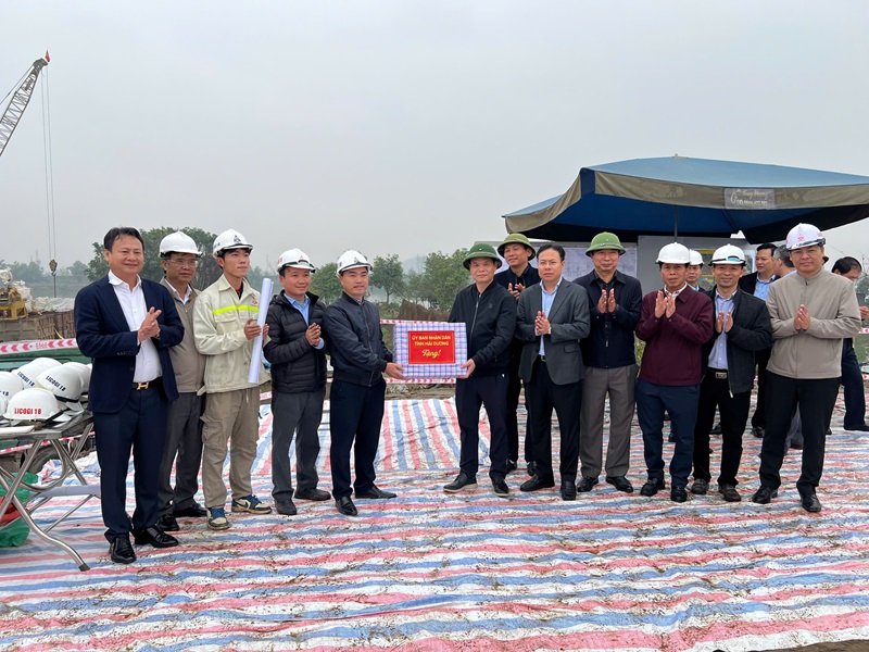 hủ tịch UBND tỉnh Lê Ngọc Châu tặng quà, động viên đơn vị thi công Dự án đầu tư xây dựng cầu Tân An và đường dẫn nối quốc lộ 18 (Chí Linh)