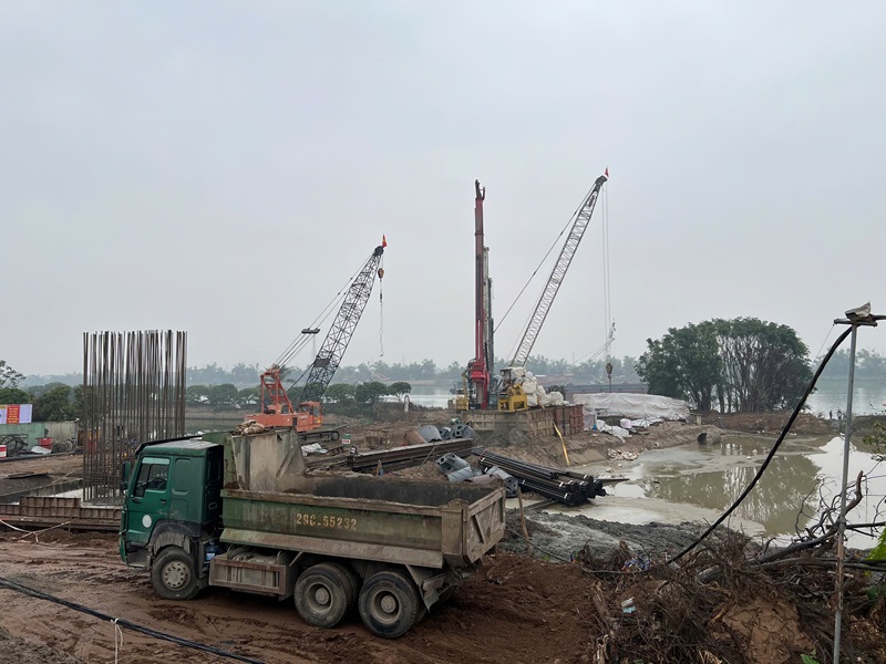 Công trường thi công ​​cầu Tân An và đường dẫn nối quốc lộ 18 (Chí Linh)