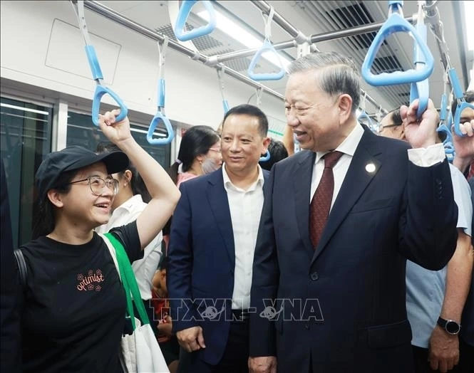 Tổng Bí thư Tô Lâm đi tàu Metro số 1 Thành phố Hồ Chí Minh và trò chuyện với người dân. Ảnh: Thống Nhất - TTXV