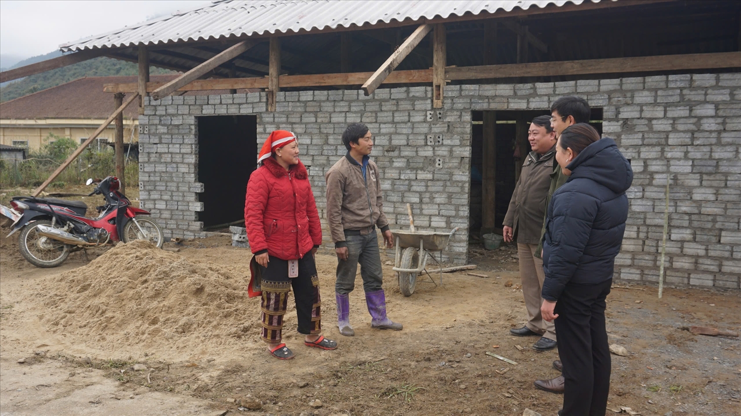 Gia đình anh Tẩn Láo Tả - xã Mường Bo, Thị Xã Sa Pa (Lào Cai) được hộ trợ nhà mới. Ảnh: TL. Gia đình anh Tẩn Láo Tả - xã Mường Bo, Thị Xã Sa Pa (Lào Cai) được hộ trợ nhà mới. Ảnh: TL.