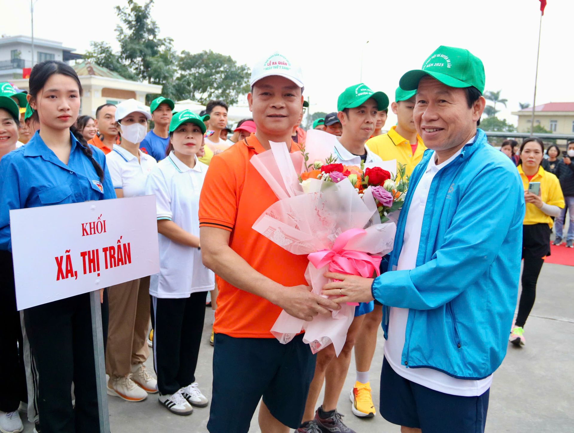 Đồng chí Lê Tiến Châu, Bí thư Thành uỷ tặng hoa các vận động viên.