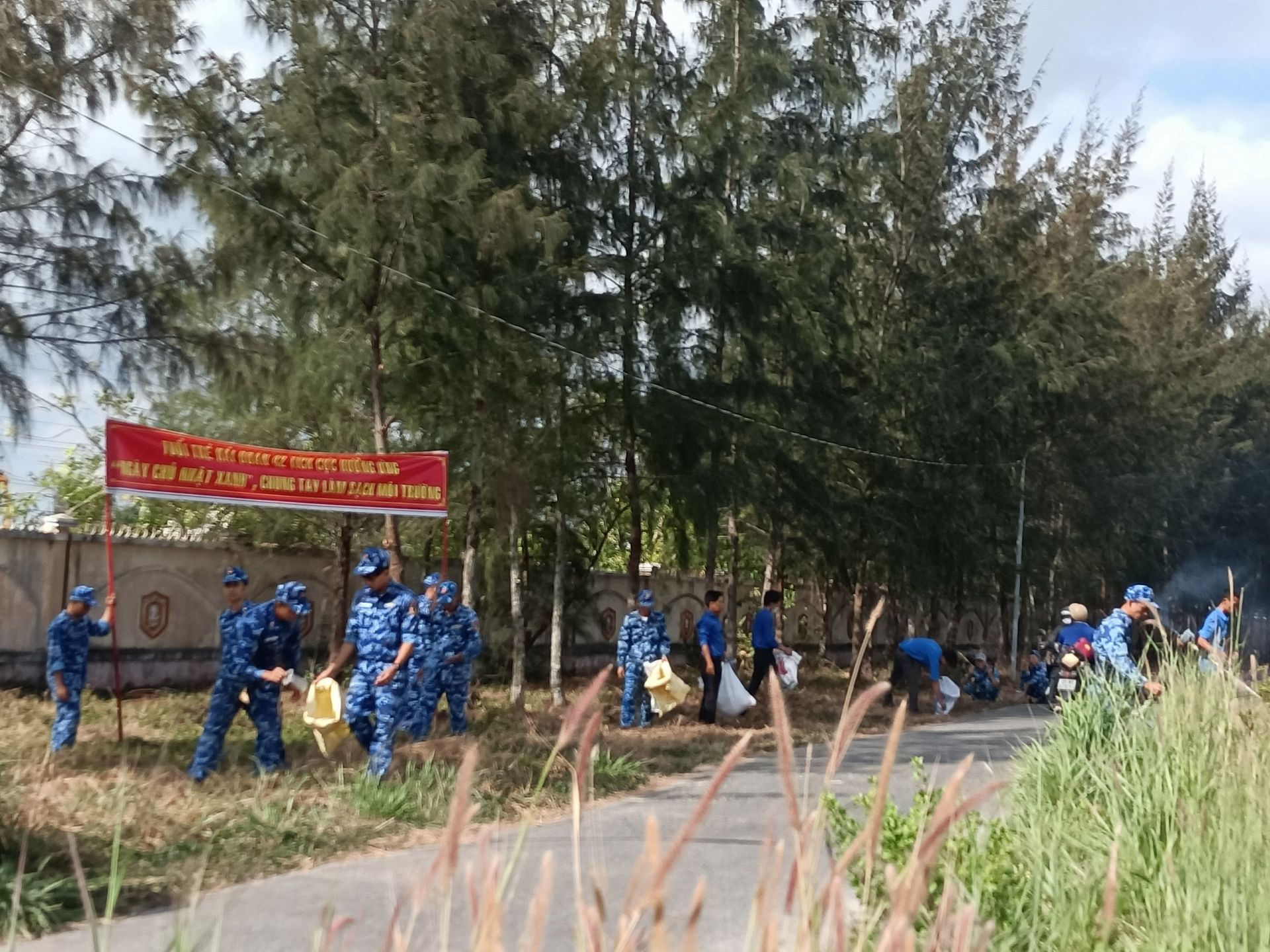Cán bộ, đoàn viên thanh niên Hải đoàn 42 tham gia tham gia dọn dẹp vệ sinh môi trường, cắt tỉa hệ thống cây xanh, phá hoang bụi rậm, khơi thông hệ thống mương thoát nước khu vực khuôn viên