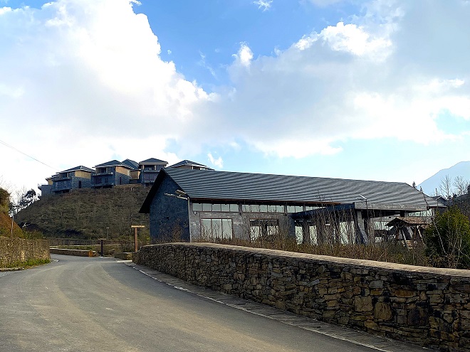 Toàn bộ tường bao quanh khu nghỉ dưỡng được xếp đá thẳng tắp