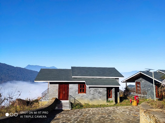 Khu nghỉ dưỡng được thiết kế thành 3 khu chính: Khu nhà người Hà Nhì, khu nhà người Mông, khu nhà người Dao