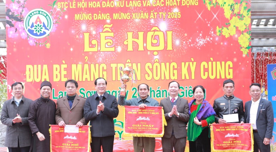 Cuốn hút từ Lễ hội Đua bè mảng trên sông Kỳ Cùng năm 2025