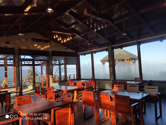 Đến với Cloud Paradise Resort, ngồi bất cứ vị trí nào du khách cũng có thể ngắm được cảnh hùng vĩ của núi rừng Tây Bắc