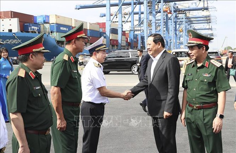 Phó Đô đốc Trần Thanh Nghiêm đón Thủ tướng Lào Sonexay Siphandone. Phó Đô đốc Trần Thanh Nghiêm đón Thủ tướng Lào Sonexay Siphandone.