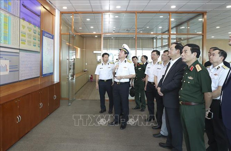 Thủ tướng Lào Sonexay Siphandone cùng đoàn công tác tham quan Trung tâm Điều hành sản xuất tại Cảng Tân cảng - Cát Lái - Ảnh: TTXVN Thủ tướng Lào Sonexay Siphandone cùng đoàn công tác tham quan Trung tâm Điều hành sản xuất tại Cảng Tân cảng - Cát Lái - Ảnh: TTXVN