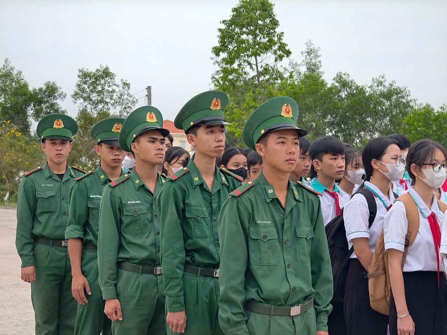 Hoạt động có hơn 100 cán bộ, chiến sĩ, thầy cô giáo và các em học sinh tham gia. Hoạt động có hơn 100 cán bộ, chiến sĩ, thầy cô giáo và các em học sinh tham gia.