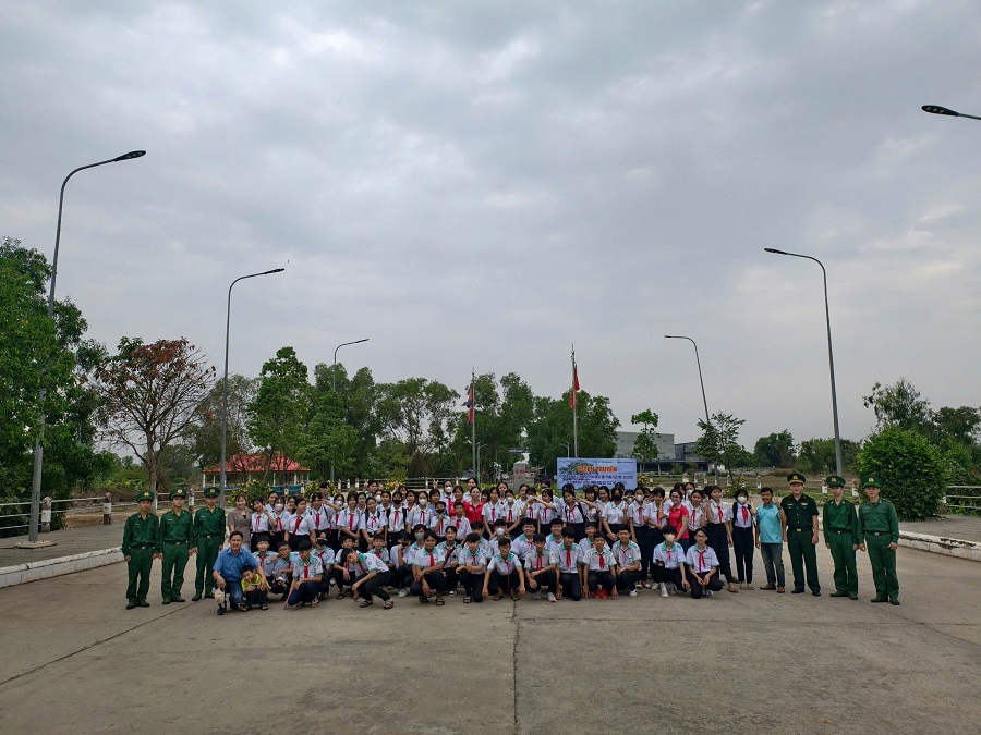 Thầy cô giáo và các em học sinh chụp hình lưu niệm cùng cán bộ, chiến sĩ Thầy cô giáo và các em học sinh chụp hình lưu niệm cùng cán bộ, chiến sĩ
