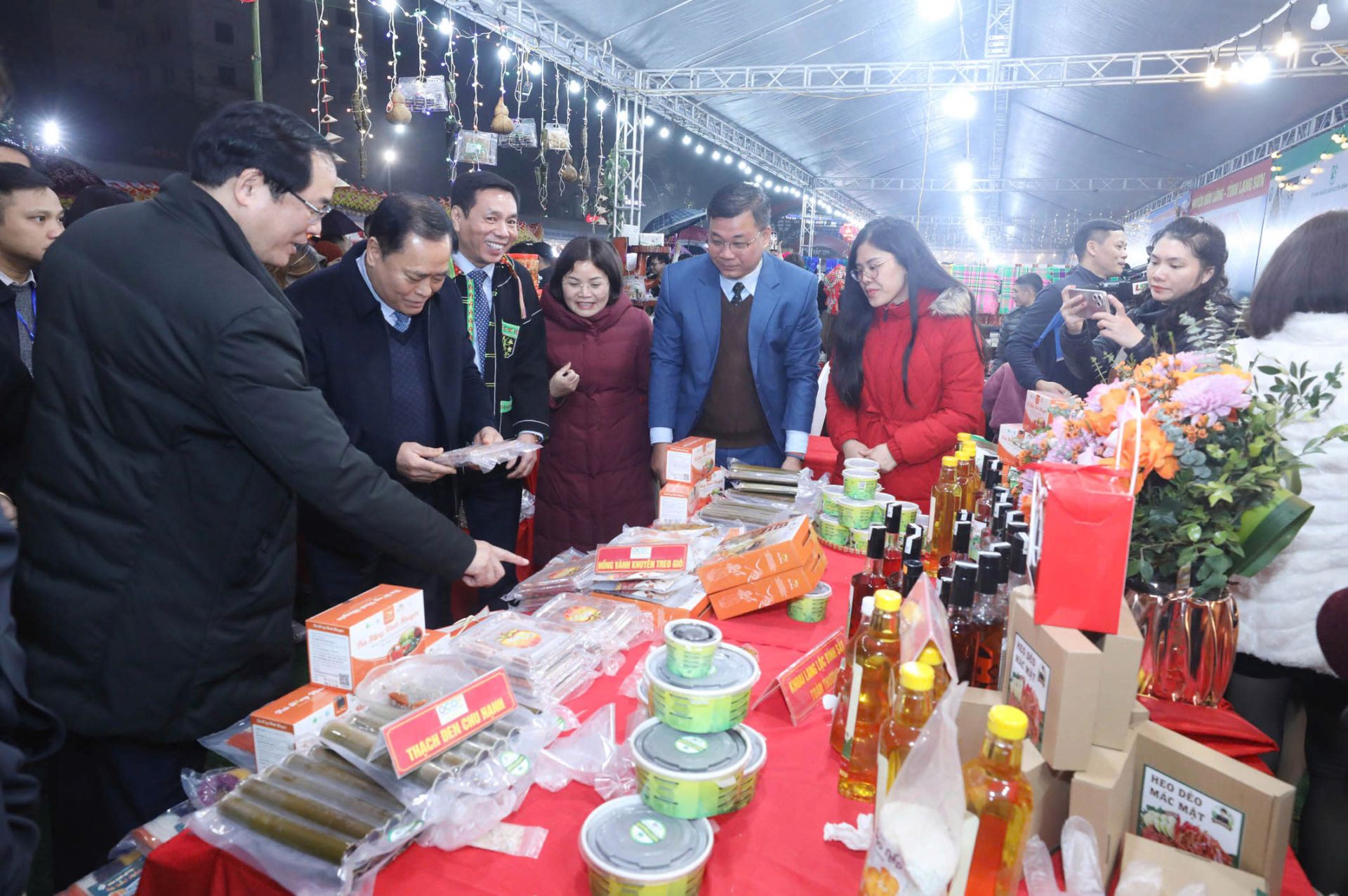 Các đồng chí lãnh đạo tỉnh Lạng Sơn tham quan các gian trưng bày tại Lễ hội ẩm thực Xứ Lạng 2025 Các đồng chí lãnh đạo tỉnh Lạng Sơn tham quan các gian trưng bày tại Lễ hội ẩm thực Xứ Lạng 2025