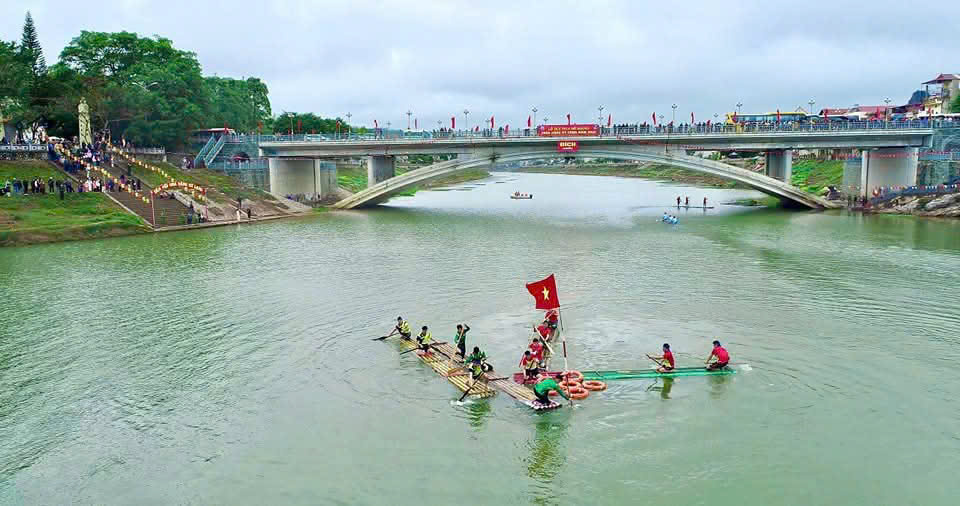 Các đội tham gia thi đấu Đua bè mảng trên sông Kỳ Cùng, thành phố Lạng Sơn