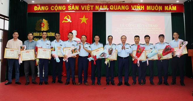 Cục QLTT tỉnh Đắk Lắk tổ chức khen thưởng cho các cán bộ, nhân viên thuộc Đội QLTT số 1