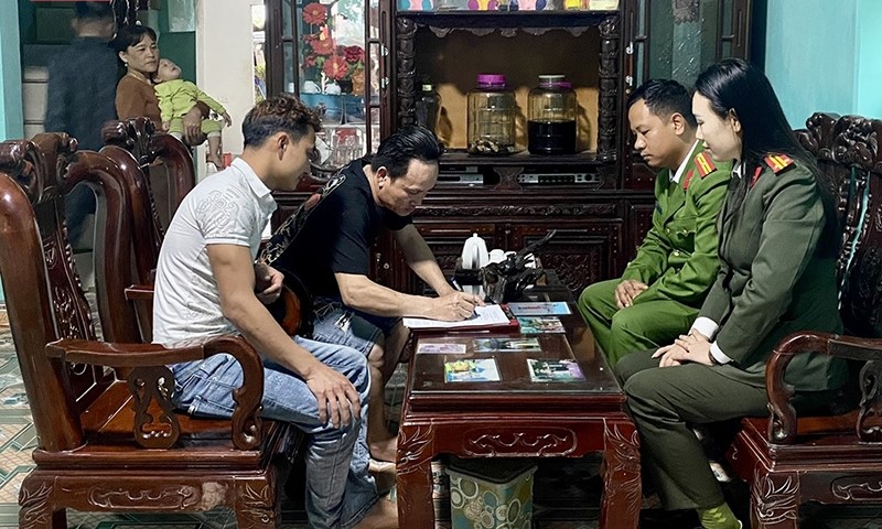 Lực lượng công an vận động người dân ký cam kết không xuất cảnh trái phép đi lao động ở nước ngoài.