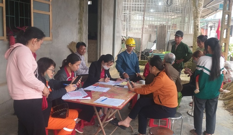 Điện lực Bảo Thắng phối hợp với Ngân hàng Agribank Bảo Thắng hỗ trợ mở tài khoản miễn phí và đăng ký trích nợ tự động cho các khách hàng tại thôn Quy Ke