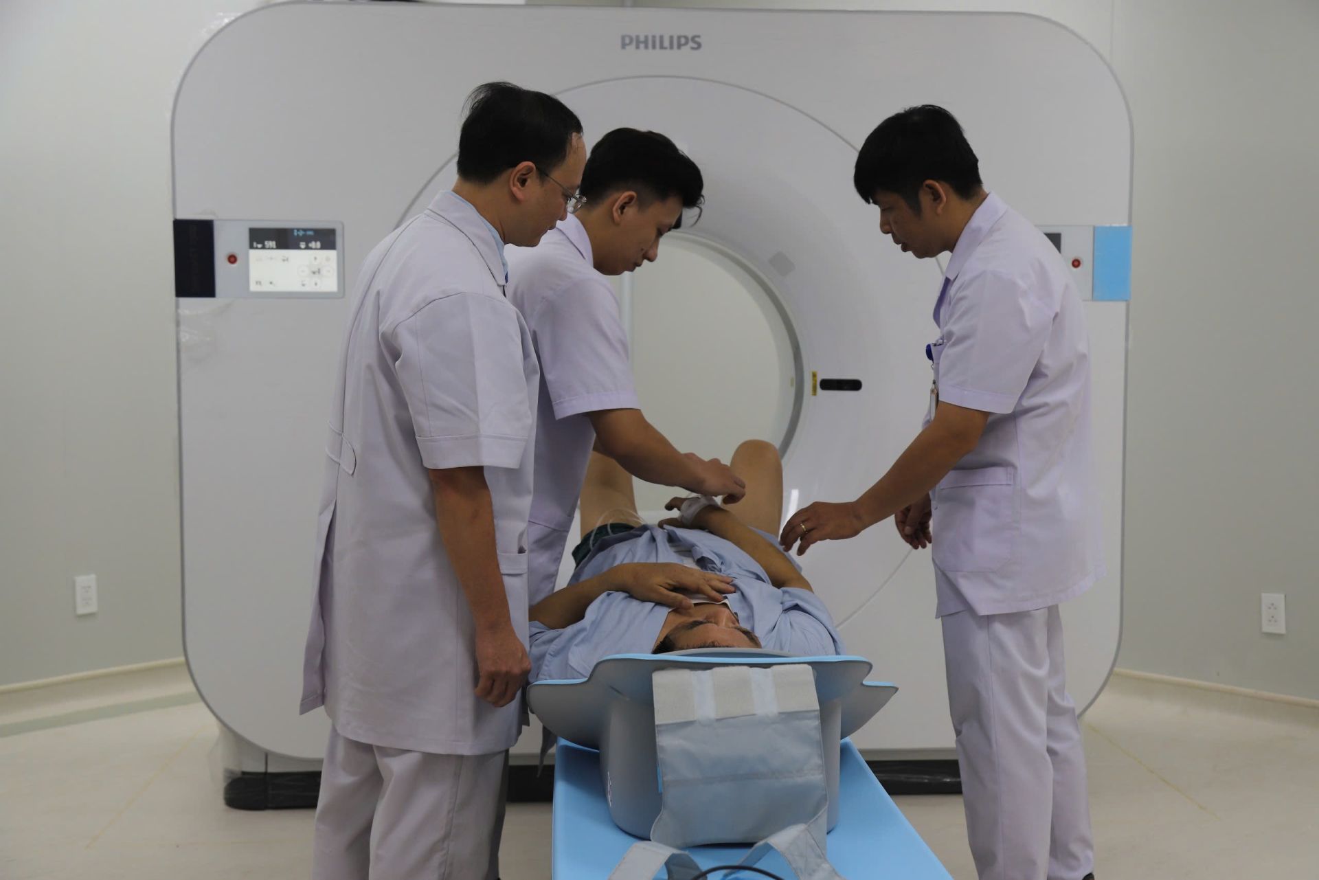 Việc ứng dụng công nghệ vào công tác quản trị bệnh viện và khám, chữa bệnh đã đem lại rất nhiều lợi ícho