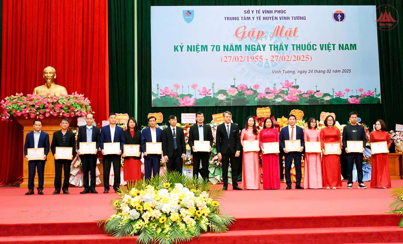 Các tập thể, cá nhân có thành tích xuất sắc của Trung tâm Y tế huyện Vĩnh Tường được trao tặng Giấy khen.