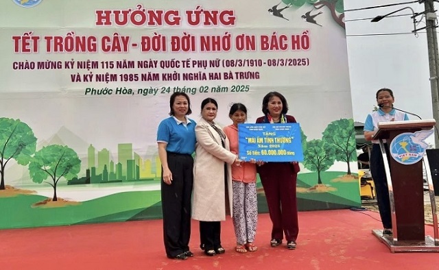 Bà Đồng Thị Ánh (thứ 2 từ phải qua) và đại diện Ban Thường trực Hội Nữ doanh nhân tỉnh Bình Định trao tặng mái ấm tình thương cho hội viên phụ nữ có hoàn cảnh khó khăn. Ảnh: Lâm Vy Bà Đồng Thị Ánh (thứ 2 từ phải qua) và đại diện Ban Thường trực Hội Nữ doanh nhân tỉnh Bình Định trao tặng mái ấm tình thương cho hội viên phụ nữ có hoàn cảnh khó khăn. Ảnh: Lâm Vy