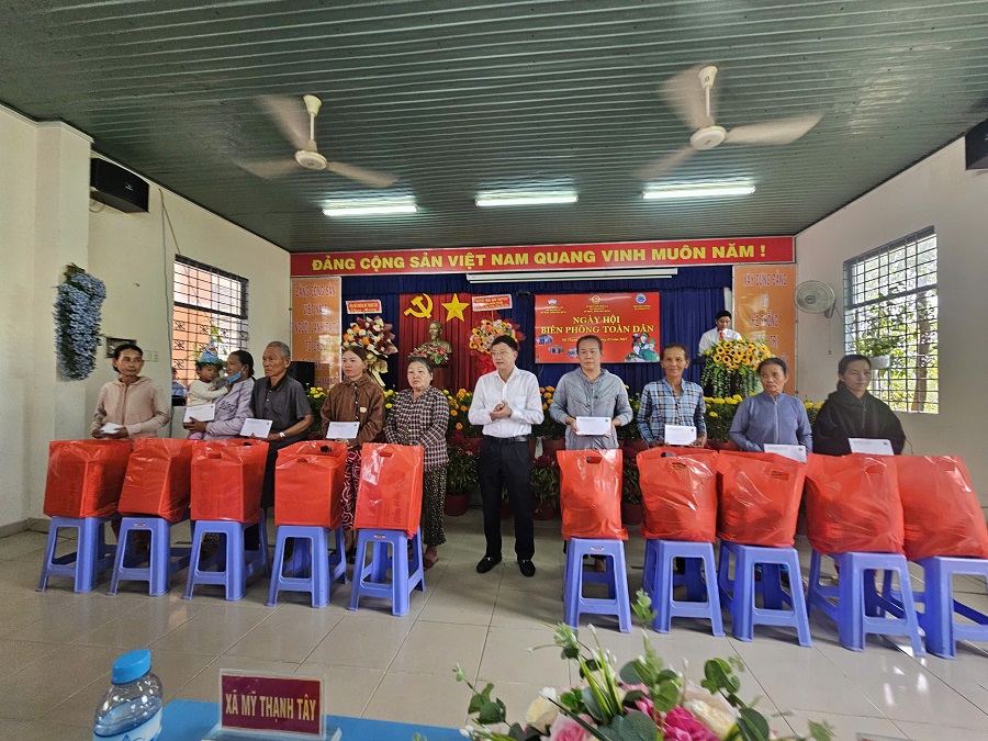 Chủ tịch UBND huyện Đức Huệ tặng quà cho các hộ gia đình khó khăn, gia đình chính sách trên địa bàn biên giới