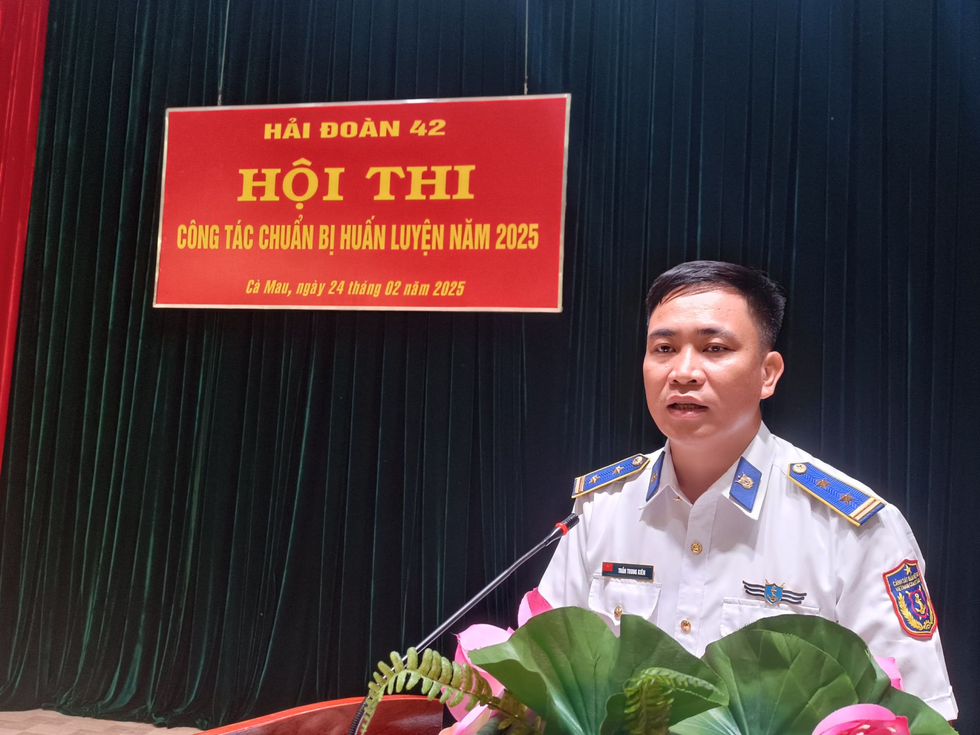 Đồng chí Trung tá Trần Trung Kiên - Phó Hải đoàn trưởng - Tham mưu trưởng Hải đoàn 42 phát biểu tại hội thi