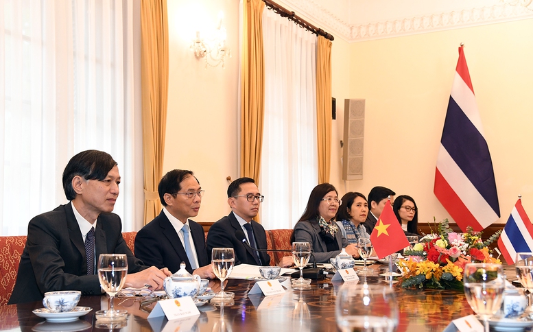 Phó Thủ tướng, Bộ trưởng Bùi Thanh Sơn chào mừng Bộ trưởng Ngoại giao Thái Lan Maris Sangiampongsa lần đầu tiên thăm chính thức Việt Nam - Ảnh: VGP/Hải Minh