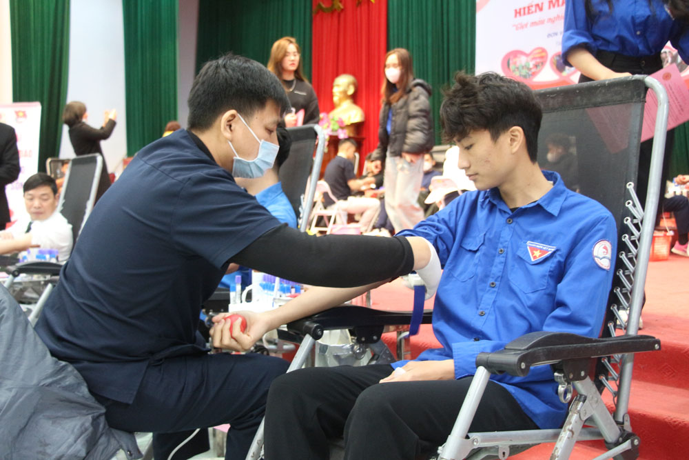 Đoàn viên thanh niên tham gia hiến máu tình nguyện.
