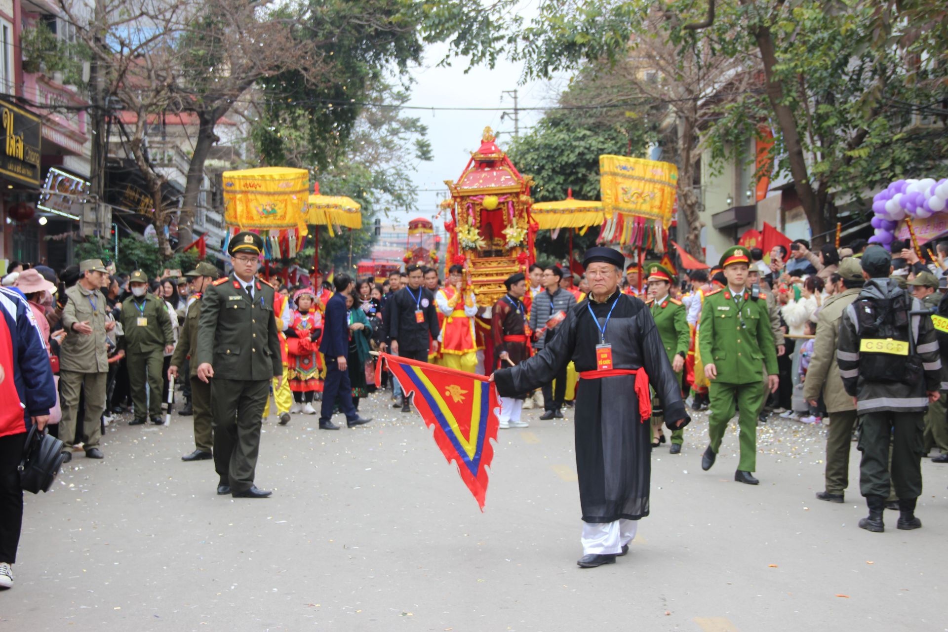 Màn rước kiệu từ Đền Tả Phủ - Kỳ Lừa qua các tuyến đường của thành phố Lạng Sơn về Đền Kỳ Cùng
