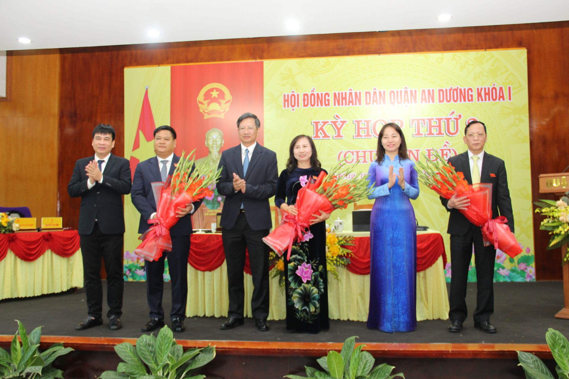 Đồng chí Lê Anh Quân, Phó Chủ tịch Thường trực UBND thành phố chúc mừng các đồng chí được bầu tại hội nghị. Đồng chí Lê Anh Quân, Phó Chủ tịch Thường trực UBND thành phố chúc mừng các đồng chí được bầu tại hội nghị.