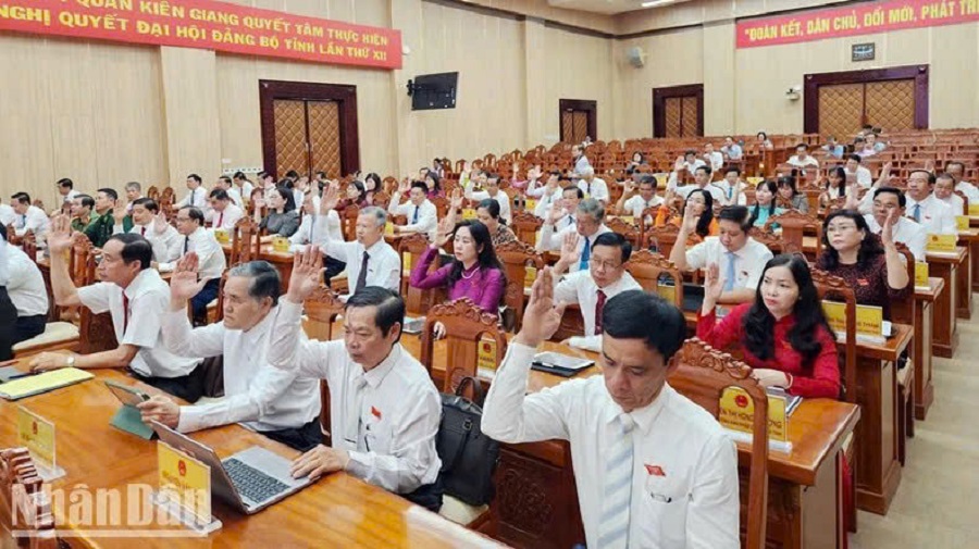 Đại biểu Hội đồng nhân dân tỉnh Kiên Giang biểu quyết thông qua các nghị quyết Hội đồng nhân dân tỉnh. Đại biểu Hội đồng nhân dân tỉnh Kiên Giang biểu quyết thông qua các nghị quyết Hội đồng nhân dân tỉnh.
