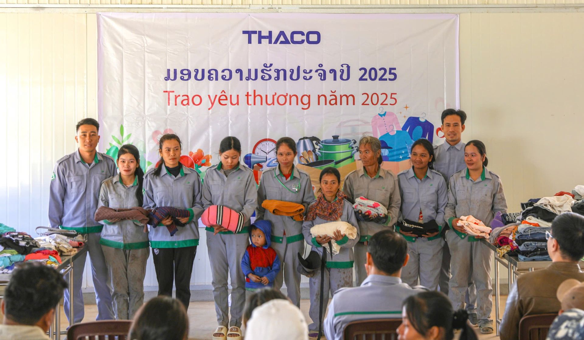 Số quần áo này quyên góp từ CBNV THACO và được phân loại, sắp xếp gọn gàng theo từng đối tượng sử dụng Số quần áo này quyên góp từ CBNV THACO và được phân loại, sắp xếp gọn gàng theo từng đối tượng sử dụng