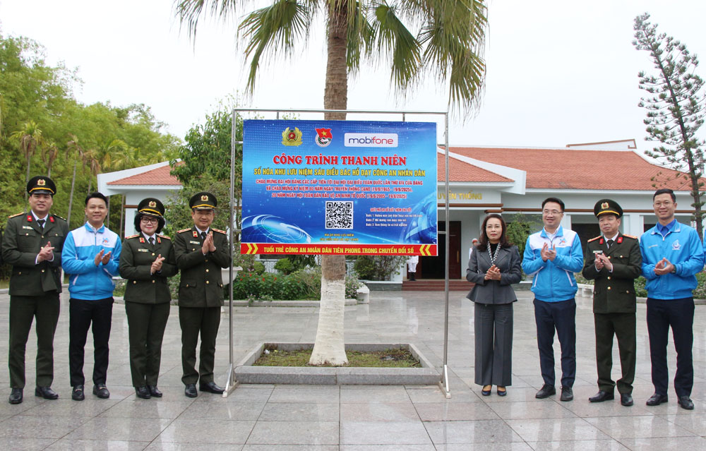 Các đại biểu khánh thành công trình số hóa di tích Khu lưu niệm Sáu điều Bác Hồ dạy Công an nhân dân.