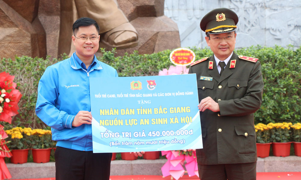 Trung tướng Nguyễn Ngọc Toàn trao biểu trưng tặng Nhân dân tỉnh Bắc Giang nguồn lực an sinh xã hội trị giá 450 triệu đồng.