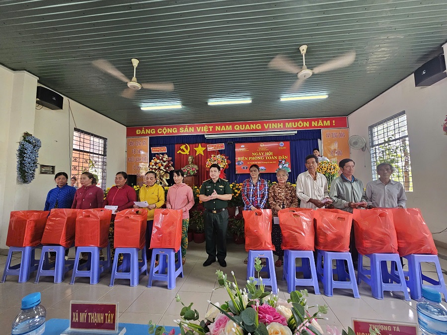 Thượng tá Nguyễn Trọng Thắng, Phó Trưởng phòng PCMT&TP tặng quà cho các hộ gia đình khó khăn, gia đình chính sách trên địa bàn biên giới