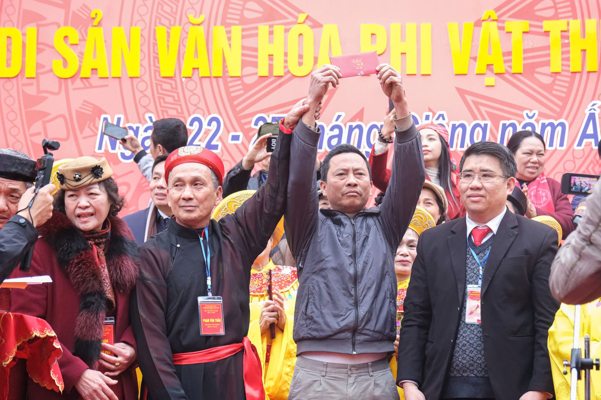 Ban Tổ chức trao giải cho ông Đinh Văn Nhiên, 50 tuổi, huyện Thanh Miện, tỉnh Hải Dương đã tranh được đầu pháo